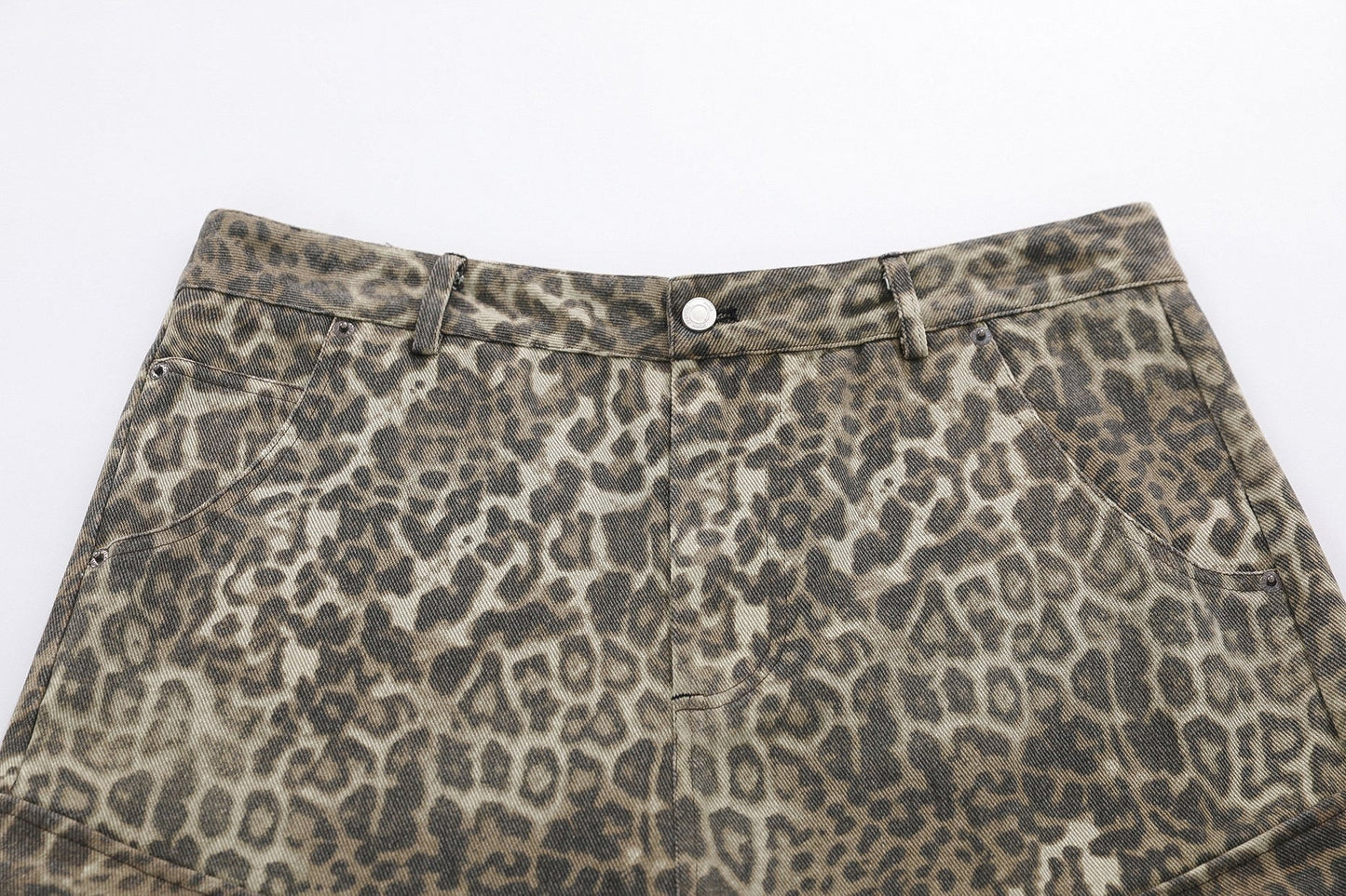 CapCabin “Leopard Cargo Shorts”