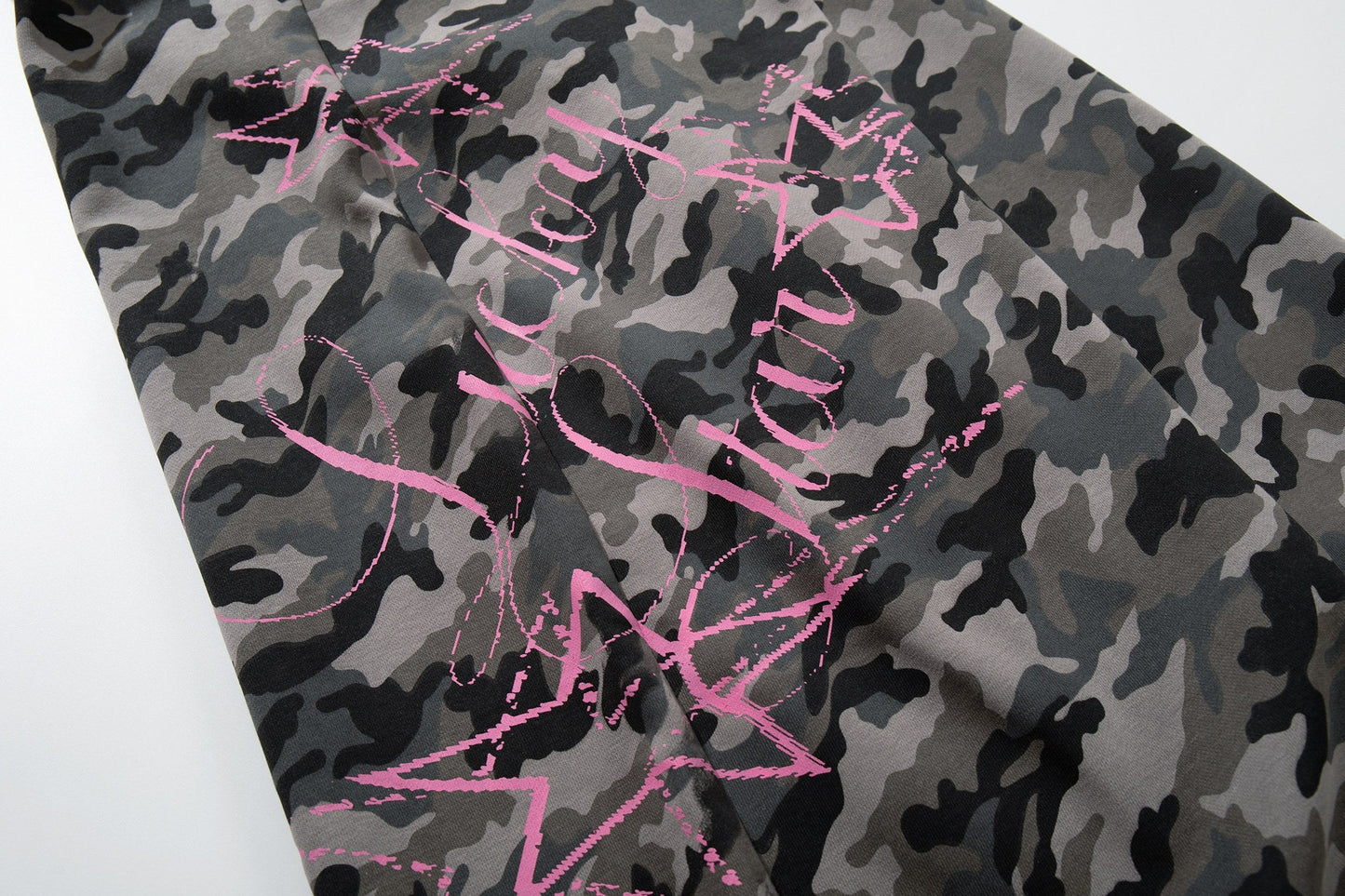 CapCabin “Camo Graffiti Wide-Leg Pants”