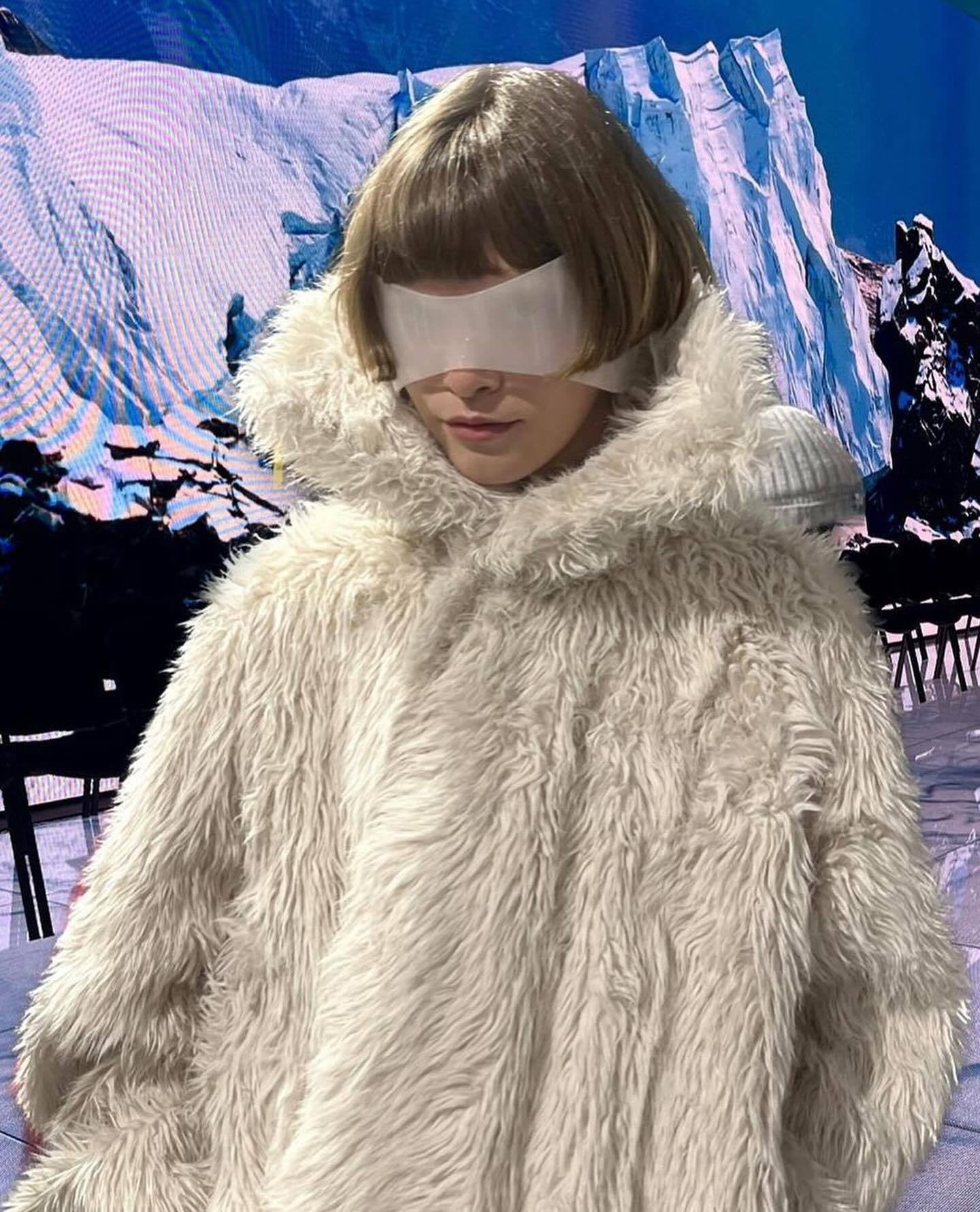 Oversized Wraparound Sunglasses