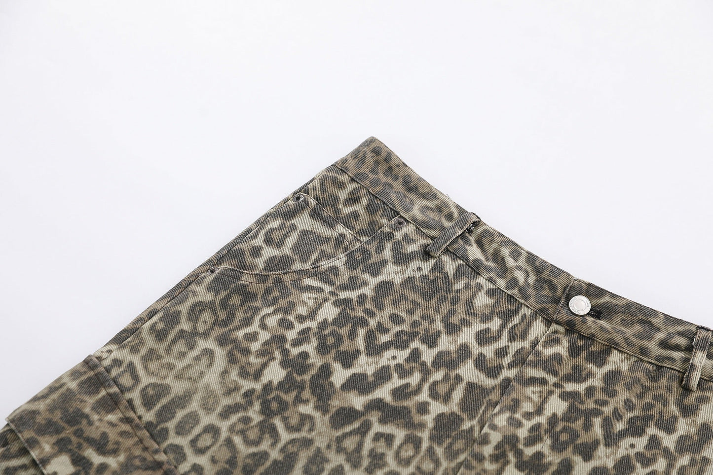 CapCabin “Leopard Cargo Shorts”
